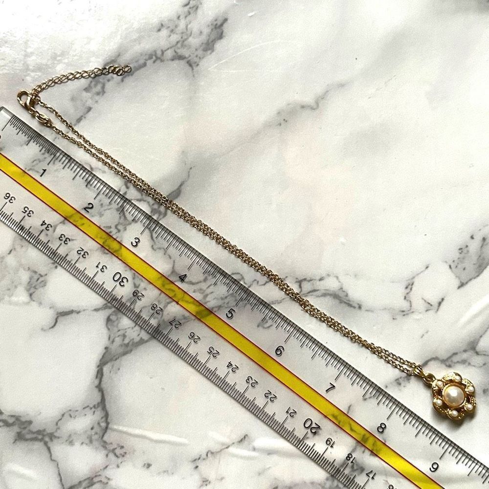 Gold tone faux pearl pendant necklace - Picture 5 of 8